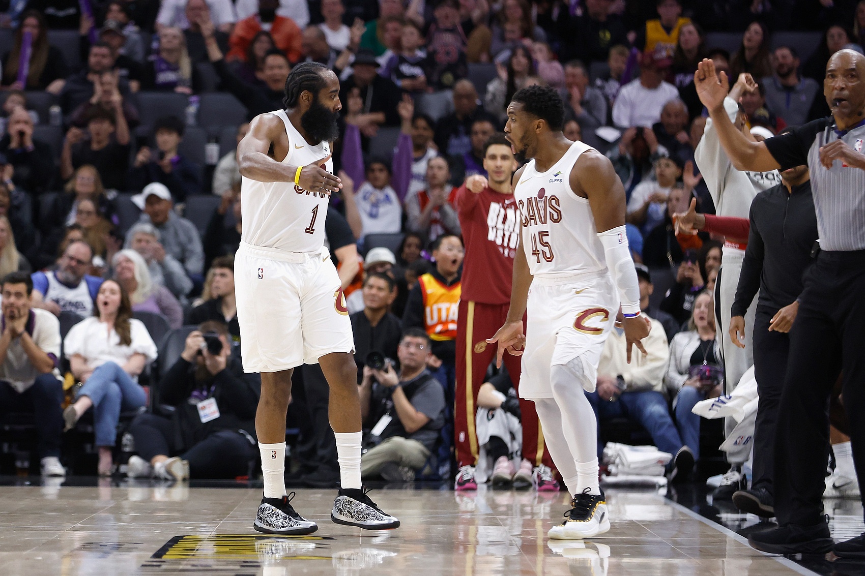 博鱼体育-米切尔：哈登提升队友的能力让我解脱 我可以蹲底角&amp;让他掌控比赛